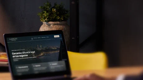 Una web legal para comunicar experiencia, especialización y respaldo corporativo